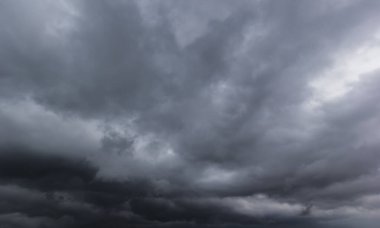 Şiddetli bulutların birleştiği karanlık gökyüzü ve yağmurdan önce şiddetli bir fırtına. Kötü ya da kasvetli hava, gökyüzü ve çevre. karbondioksit emisyonları, sera etkisi, küresel ısınma, iklim değişikliği