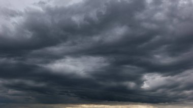 Şiddetli bulutların birleştiği karanlık gökyüzü ve yağmurdan önce şiddetli bir fırtına. Kötü ya da kasvetli hava, gökyüzü ve çevre. karbondioksit emisyonları, sera etkisi, küresel ısınma, iklim değişikliği