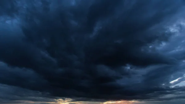 Der Dunkle Himmel Mit Schweren Wolken Zusammenlaufen Und Ein Heftiger — Stockfoto