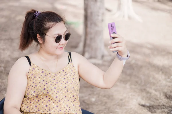 Kvinna Klädd Mörka Glasögon Ler Och Tar Selfie Parken — Stockfoto