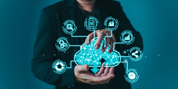 Adamın elinde ikon bulut hesaplama diyagramı var. veri depolama.cloud technology. Güvenli yedekleme ve tutarlılık ağı ve internet servis kavramı. İş dünyasında depolama teknolojisinin uygulanması