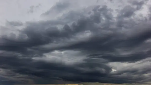 Céu Escuro Com Nuvens Pesadas Convergindo Uma Tempestade Violenta Antes — Fotografia de Stock