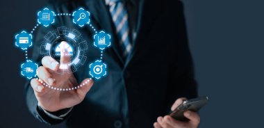 İş adamı, e-ticaret sektöründe planlamak için hologram kredi raporuna dokundu ve çevrimiçi üretim ödemesi satın aldı veya satın aldı. Finans ve çevrimiçi alışveriş kavramı.