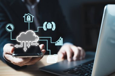 Adamın elinde ikon bulut hesaplama diyagramı var. veri depolama.cloud technology. Güvenli yedekleme ve tutarlılık ağı ve internet servis kavramı. İş dünyasında depolama teknolojisinin uygulanması
