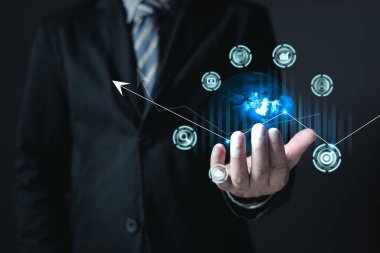 E-iş dünyasında planlamak için küresel ve grafik hisseleri olan bir kişi, iş dünyasında çevrimiçi dijital ağ teknolojisinin kullanılması, ticaretin satın alınması ve satılması çevrimiçi dijital pazarda