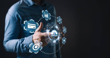 Elektronik sektörde planlanacak hologram kredi raporuna el ile dokunun ve çevrimiçi üretim ödemesi satın alın veya satın alın. Finans ve çevrimiçi alışveriş kavramı.