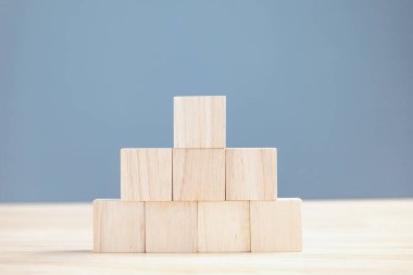 tahta boş sekiz blok tablo ve mavi arkaplan metin veya semboller için kopyalama alanı, büyüme başarı süreci için geliştirme kavramı.