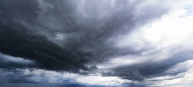 Şiddetli bulutların birleştiği karanlık gökyüzü ve yağmurdan önce şiddetli bir fırtına. Kötü ya da kasvetli hava, gökyüzü ve çevre. karbondioksit emisyonları, sera etkisi, küresel ısınma, iklim değişikliği.
