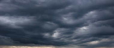 Karbondioksit salınımı, sera etkisi, küresel ısınma, iklim değişikliği... Şiddetli bulutlarla kaplı karanlık gökyüzü ve yağmurdan önce şiddetli bir fırtına. Kötü ya da kasvetli hava, gökyüzü ve çevre.. 