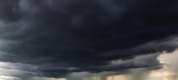 Şiddetli bulutların birleştiği karanlık gökyüzü ve yağmurdan önce şiddetli bir fırtına. Kötü ya da kasvetli hava, gökyüzü ve çevre. karbondioksit emisyonları, sera etkisi, küresel ısınma, iklim değişikliği