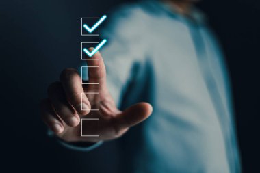 İş adamları sanal ekranda gösterilen listede işaretli kutuya dokunuyor. Kontrol listesindeki işaretleri inceleyin. Anket öğeleri ve anketler. İş yönetimi hedef strateji kavramı.