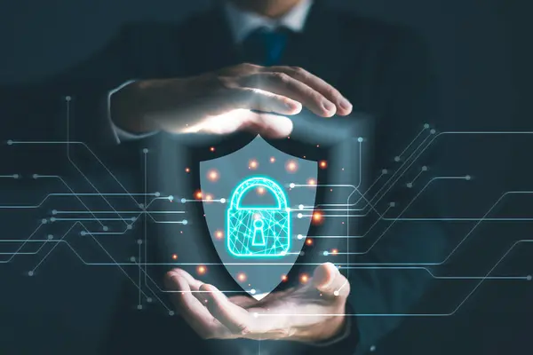 İş adamları kişisel bilgileri sanal ekran arayüzleri ile virüslerden koruyorlar. Siber güvenlik ve gizlilik koruma ağı güvenlik bilgisayarı ve güvenli veri kavramı.