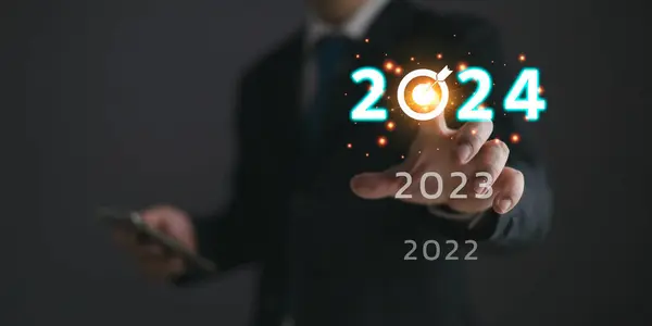İş adamları hedef 2024 'e ve iş dünyasının ilerlemesine değindiler ve finans ve yatırımı analiz ettiler. Teknolojiyi başarı hedefleri ve büyümeye yönelik planlar yapmak için kullanın. Çevrimiçi ticaret, e-ticaret, çevrimiçi pazarlama.