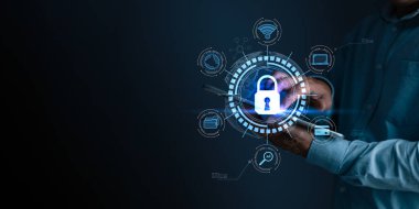 İş adamları kişisel bilgileri sanal ekran arayüzleri olan bir tabletteki virüslerden koruyorlar. Siber güvenlik ve gizlilik koruma ağı güvenlik bilgisayarı ve güvenli veri kavramı.