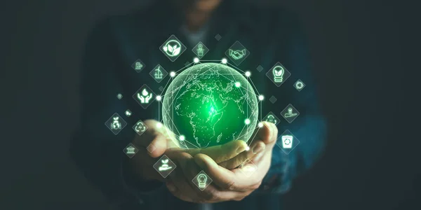 Enerji tasarrufu ve küresel ısınma, iklim değişikliği, ekoloji dostu yatırım, ESG çevre sosyal yönetimi, Yeşil İş İnovasyonu ve Sürdürülebilir Kalkınma kavramını azaltmak için el ele tutuşma hologramı.