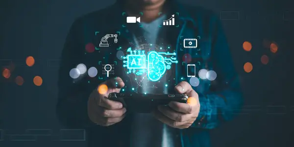 Erkek, ikona dokunur ve akıllı telefon, pazarlamacı eğitimi, araştırma, analiz, medya video akışı içeriği oluşturma ve çevrimiçi pazarlama stratejilerini dijital işlerini büyütmek için kullanır..