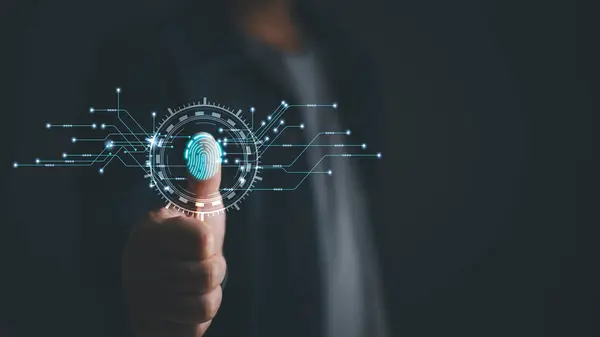 İş adamı, sanal ekran arayüzleriyle parmak izindeki kişisel verileri koruyor. Verileri korumak için siber güvenlik ve gizlilik kavramları. Simge ve internet ağ güvenlik teknolojisini kilitle.