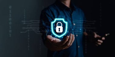 İş adamları kişisel bilgileri sanal ekran arayüzleri ile virüslerden koruyorlar. Siber güvenlik ve gizlilik koruma ağı güvenlik bilgisayarı ve güvenli veri kavramı.