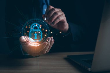 İş adamları kişisel bilgileri sanal ekran arayüzleri ile virüslerden koruyorlar. Siber güvenlik ve gizlilik koruma ağı güvenlik bilgisayarı ve güvenli veri kavramı.