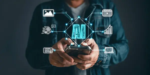 Erkek adam ikonu tutar ve akıllı telefon kullanır, pazarlamacı eğitimi, araştırma, analiz, medya video akışı içeriği oluşturma ve çevrimiçi pazarlama stratejileri onların dijital iş büyütmek için.