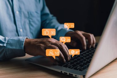 Sosyal medya, sosyal medya ve dijital internet, çevrimiçi pazarlama, Evden Çalışma gibi akıllı telefonlar kullanan kişi. teknoloji interneti, sosyal medya oyunu ve tatil konseptiyle yaşamak
