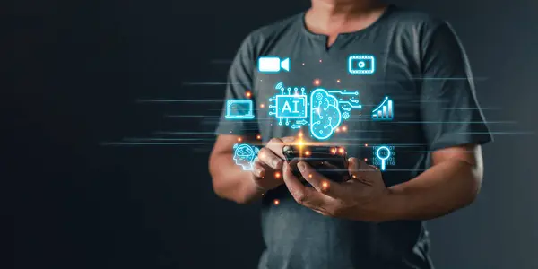 Erkek, ikona dokunur ve akıllı telefon, pazarlamacı eğitimi, araştırma, analiz, medya video akışı içeriği oluşturma ve çevrimiçi pazarlama stratejilerini dijital işlerini büyütmek için kullanır..