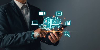 Erkek, ikona dokunur ve akıllı telefon, pazarlamacı eğitimi, araştırma, analiz, medya video akışı içeriği oluşturma ve çevrimiçi pazarlama stratejilerini dijital işlerini büyütmek için kullanır..