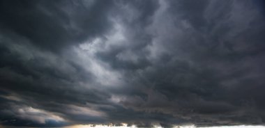 Kötü ya da karamsar hava, gökyüzü ve çevre. İklim değişikliği. Karbondioksit emisyonları, sera etkisi, küresel ısınma. Yoğun bulutlar yaklaşan karanlık gökyüzü ve yağmurdan önce şiddetli bir fırtına..