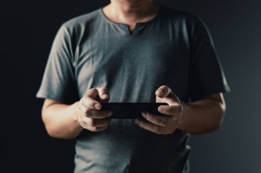 Sıradan giyinen bir iş adamı ayakta durabilir ya da akıllı telefon kullanabilir..