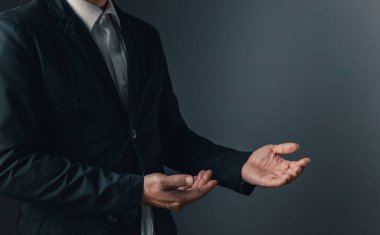 Takım elbiseli bir iş adamının portresi düşünceli, yarı vücut ve yüzünü göstermemek. İş sunumunu göster..