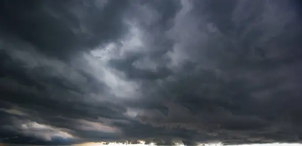 Kötü ya da karamsar hava, gökyüzü ve çevre. İklim değişikliği. Karbondioksit emisyonları, sera etkisi, küresel ısınma. Yoğun bulutlar yaklaşan karanlık gökyüzü ve yağmurdan önce şiddetli bir fırtına..