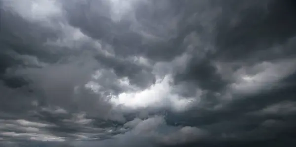 Kötü ya da karamsar hava, gökyüzü ve çevre. İklim değişikliği. Karbondioksit emisyonları, sera etkisi, küresel ısınma. Yoğun bulutlar yaklaşan karanlık gökyüzü ve yağmurdan önce şiddetli bir fırtına..