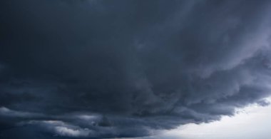 Kötü ya da karamsar hava, gökyüzü ve çevre. Karbondioksit salınımı, sera etkisi, küresel ısınma, iklim değişikliği. Yoğun bulutlarla kaplı karanlık gökyüzü ve yağmurdan önce şiddetli bir fırtına..