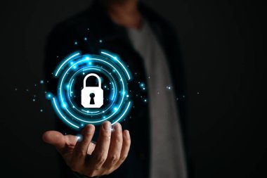 Siber güvenlik ve gizlilik koruma ağı güvenlik bilgisayarı ve güvenli veri konsepti. İş adamları kişisel verileri sanal ekran arayüzleri ile eldeki virüslerden koruyorlar. 