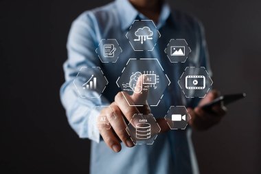 Erkek, ikona dokunur ve akıllı telefon, pazarlamacı eğitimi, araştırma, analiz, medya video akışı içeriği oluşturma ve çevrimiçi pazarlama stratejilerini dijital işlerini büyütmek için kullanır..