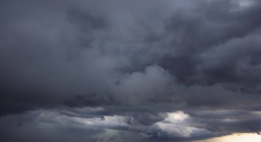 Şiddetli bulutların birleştiği karanlık gökyüzü ve yağmurdan önce şiddetli bir fırtına. Kötü ya da kasvetli hava, gökyüzü ve çevre. karbondioksit emisyonları, sera etkisi, küresel ısınma, iklim değişikliği