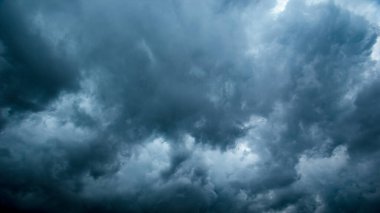Kötü ya da karamsar hava, gökyüzü ve çevre. İklim değişikliği. Karbondioksit emisyonları, sera etkisi, küresel ısınma. Yoğun bulutlar yaklaşan karanlık gökyüzü ve yağmurdan önce şiddetli bir fırtına..