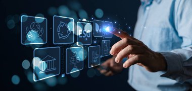 Enerji tasarrufu ve küresel ısınma, ekoloji dostu yatırım, ESG çevre sosyal yönetim, doğa yeşil iş icadı ve sürdürülebilir kalkınma kavramını azaltmak için teknoloji ikonuna dokunan kişi