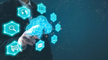 Elle dokunmalı bulut hesaplama diyagramı elde gösteriyor.Veri depolaması.İş dünyasında çevrimiçi dijital ağ teknolojisinin kullanımı, ticareti satın alma ve satma çevrimiçi dijital pazar yeri