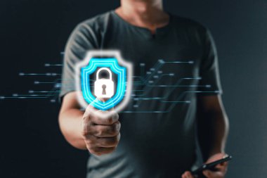 Siber güvenlik ve gizlilik koruma ağı güvenlik bilgisayarı ve güvenli veri konsepti. İş adamları kişisel bilgileri sanal ekran arayüzü olan bir dizüstü bilgisayardaki virüslerden koruyorlar.