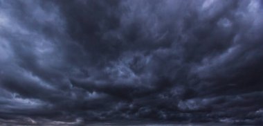 Kötü ya da karamsar hava, gökyüzü ve çevre. Karbondioksit salınımı, sera etkisi, küresel ısınma, iklim değişikliği. Yoğun bulutlarla kaplı karanlık gökyüzü ve yağmurdan önce şiddetli bir fırtına..