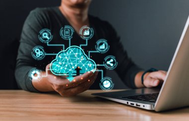 Elle dokunmalı bulut hesaplama diyagramı elde gösteriyor.Veri depolaması.İş dünyasında çevrimiçi dijital ağ teknolojisinin kullanımı, ticareti satın alma ve satma çevrimiçi dijital pazar yeri