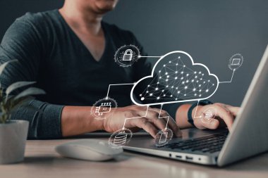 Adam elindeki simge bulutu hesaplama diyagramını kullanıyor. Veri merkezi depolama .Cloud tech.Güvenli yedekleme ve tutarlılık ağı ve internet servis kavramı. İş dünyasında depolama teknolojisinin uygulanması