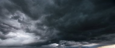 Kötü ya da karamsar hava, gökyüzü ve çevre. Karbondioksit salınımı, sera etkisi, küresel ısınma, iklim değişikliği. Yoğun bulutlarla kaplı karanlık gökyüzü ve yağmurdan önce şiddetli bir fırtına..