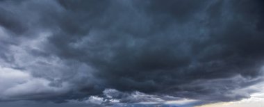 Karanlık gökyüzü solda toplanmıştı ve yağmur yağmadan önce güçlü bir fırtına vardı. Kötü hava gökyüzü..