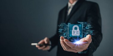 Siber güvenlik ve gizlilik koruma ağı güvenlik bilgisayarı ve güvenli veri konsepti. İş adamları kişisel verileri sanal ekran arayüzleri ile eldeki virüslerden koruyorlar.