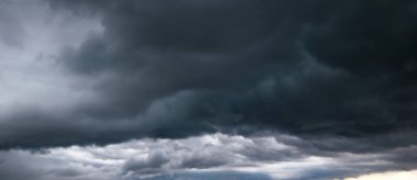 Şiddetli bulutların birleştiği karanlık gökyüzü ve yağmurdan önce şiddetli bir fırtına. Kötü ya da kasvetli hava, gökyüzü ve çevre. karbondioksit emisyonları, sera etkisi, küresel ısınma, iklim değişikliği