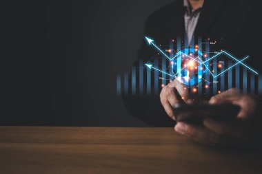 E-iş dünyasında planlamak için küresel ve grafik hisseleri olan bir kişi, iş dünyasında çevrimiçi dijital ağ teknolojisinin kullanılması, ticaretin satın alınması ve satılması çevrimiçi dijital pazarda