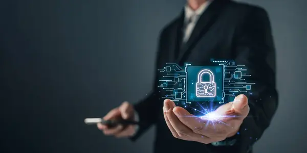 Siber güvenlik ve gizlilik koruma ağı güvenlik bilgisayarı ve güvenli veri konsepti. İş adamları kişisel verileri sanal ekran arayüzleri ile eldeki virüslerden koruyorlar.