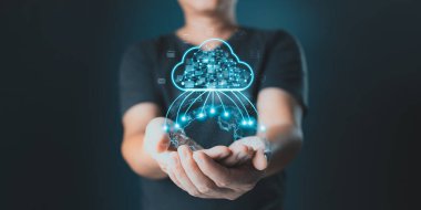 Elle tutulan ikon bulut hesaplama teknolojisi. Güvenli yedekleme çevrimiçi dijital ağ oluşturma ve internet bağlantı hizmeti konsepti. Veri depolama merkezi paylaşım sistemi yönetimi aktarım aktarımı için.